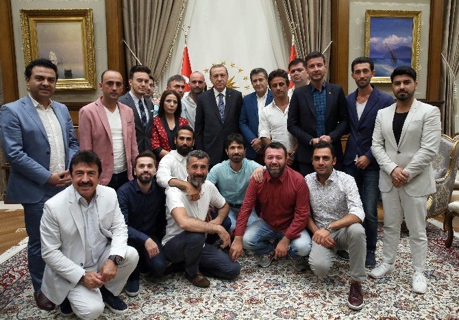 Cumhurbaşkanı Erdoğan, sanatçı, oyuncu, radyocu ve sporcuları kabul etti