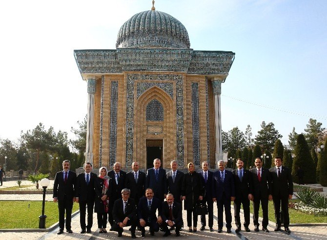 Cumhurbaşkanı Erdoğan, İmam Maturidi Türbesini ziyaret etti