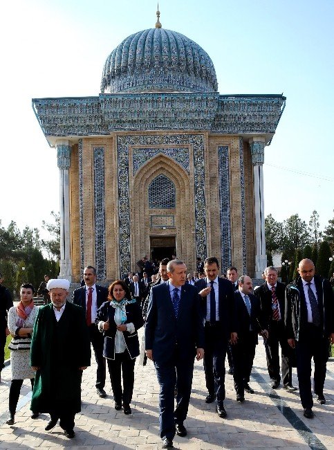 Cumhurbaşkanı Erdoğan, İmam Maturidi Türbesini ziyaret etti