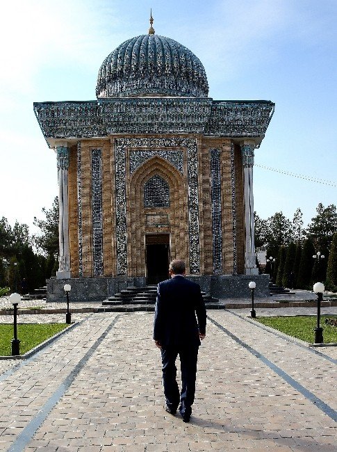 Cumhurbaşkanı Erdoğan, İmam Maturidi Türbesini ziyaret etti