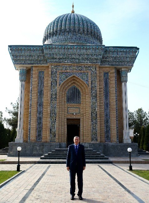 Cumhurbaşkanı Erdoğan, İmam Maturidi Türbesini ziyaret etti