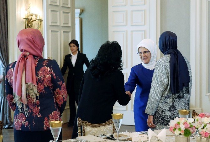 Emine Erdoğan, vali eşleri ile bir araya geldi