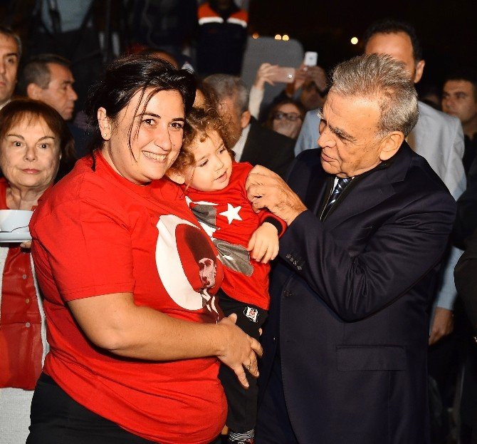Atatürk İzmirlilere belediye binasından seslendi