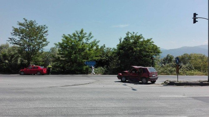 Esentepe Kavşağında Kaza: 3 Yaralı
