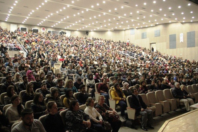 ‘Dağ 2’ filmi oyuncuları, söyleşide seyircisiyle buluştu