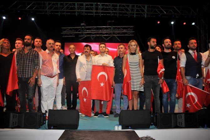 Antalya’daki demokrasi nöbetine sanatçılardan destek