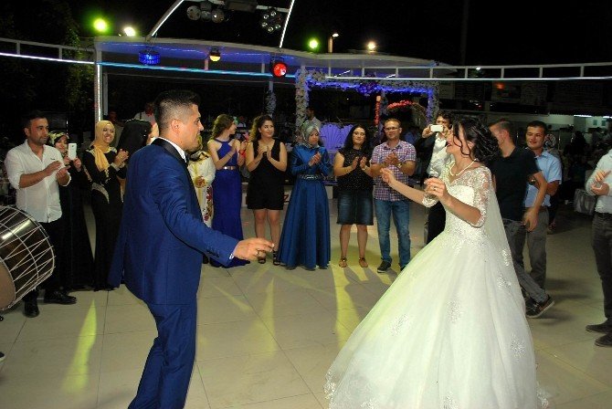 Darbe mağduru damat, bu kez düğününe katılabildi