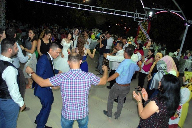 Darbe mağduru damat, bu kez düğününe katılabildi