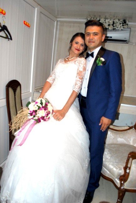 Darbe mağduru damat, bu kez düğününe katılabildi