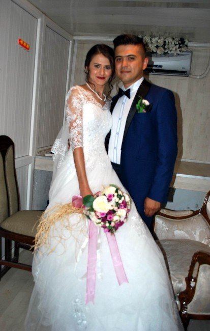 Darbe mağduru damat, bu kez düğününe katılabildi