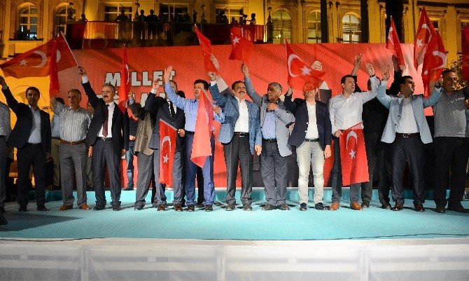 Bakan Eroğlu İzmirlilerle demokrasi nöbetinde