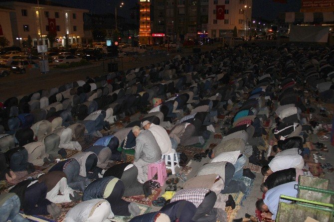 Yozgat’ta 3 bin kişi Cumhuriyet Meydanında sabah namazı kıldı.