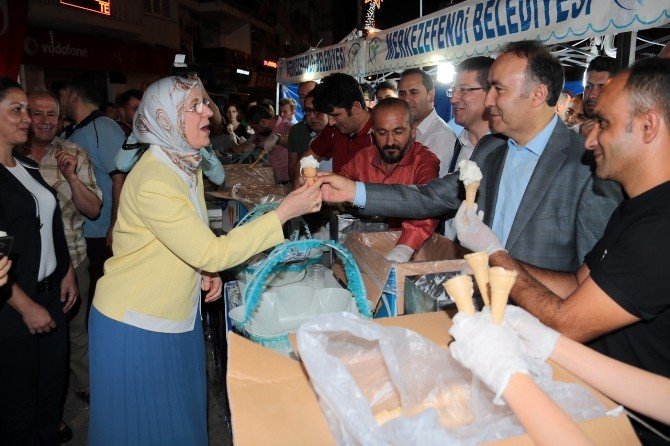 Demokrasi nöbetindeki vatandaşlara Bakan Zeybekci’den dondurma ikramı