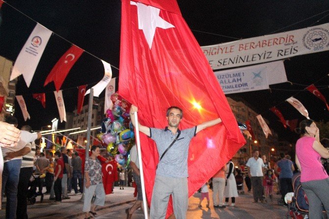 Demokrasi nöbeti için dev Türk Bayrağı’yla 6 kilometre yürüyor