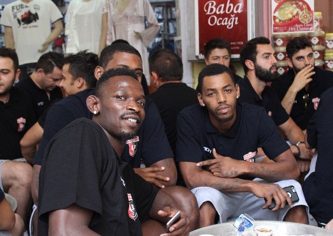 Muratbey Uşak Basketbol Takımı hazırlıklarına devam ediyor