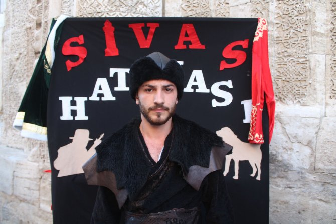 Diriliş Ertuğrul kostümleri ile hatıra fotoğrafı çektiriyorlar