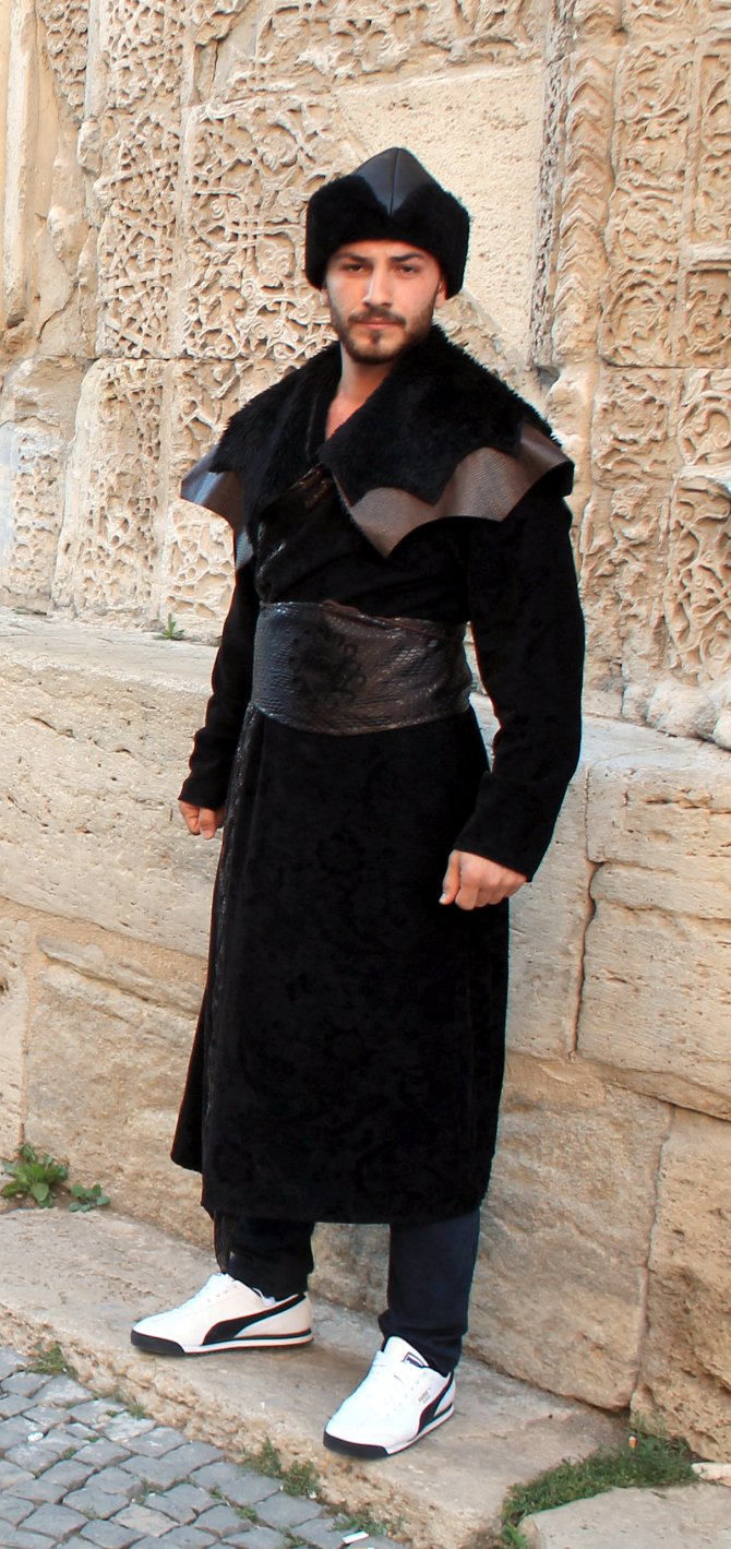 Diriliş Ertuğrul kostümleri ile hatıra fotoğrafı çektiriyorlar