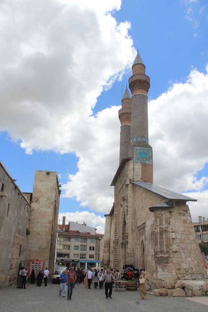 Diriliş Ertuğrul kostümleri ile hatıra fotoğrafı çektiriyorlar