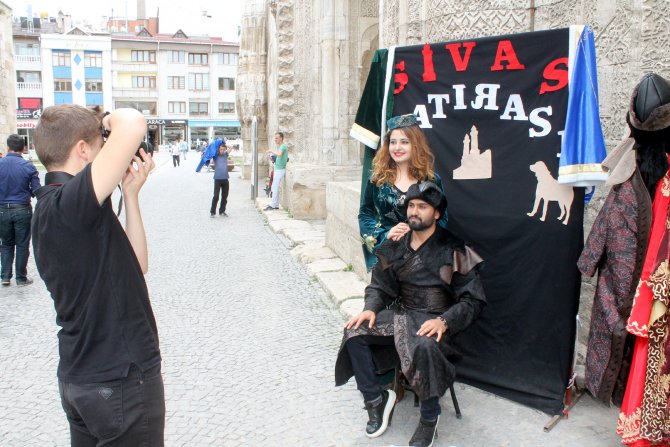 Diriliş Ertuğrul kostümleri ile hatıra fotoğrafı çektiriyorlar
