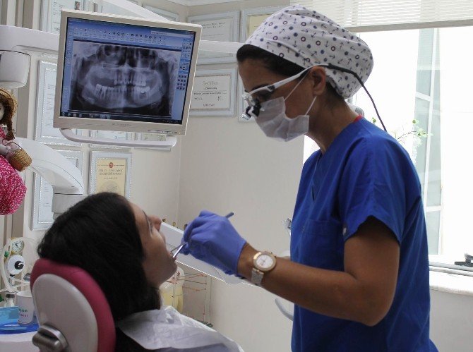 Diş Hekimi Zahide Genç: "3 yaşından küçük çocuklar diş macunu kullanmamalı"