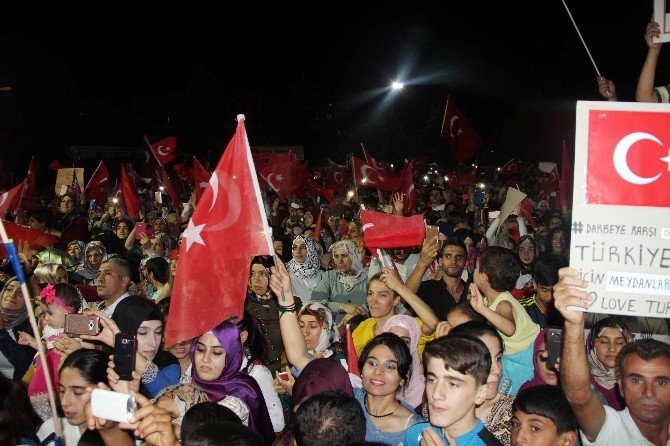 Ünlü İlahiyatçı Nihat Hatipoğlu Diyarbakır’da demokrasi nöbetine katıldı