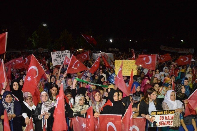Diyarbakır’daki Demokrasi nöbetinde vatandaşlar birlik mesajı verdi
