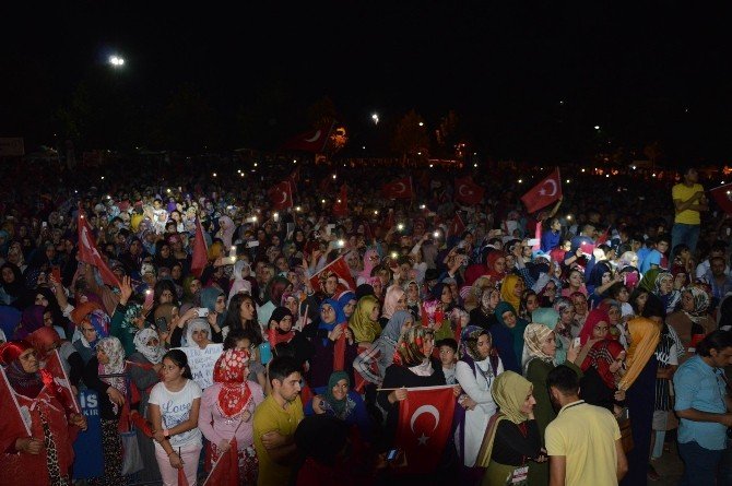 Diyarbakır’daki demokrasi nöbeti coşkuyla devam ediyor