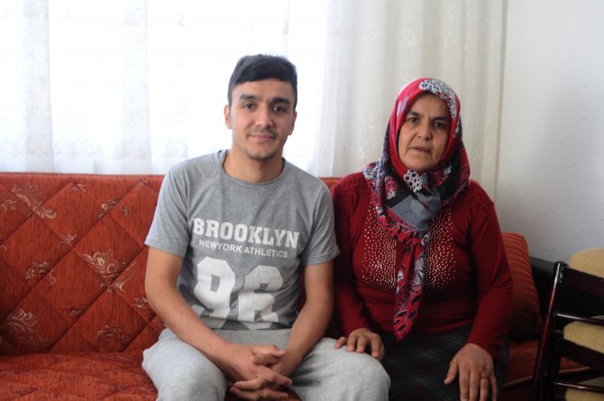 Gazi Ali Demirçelik evine gelişinde sevinç gözyaşlarıyla karşılandı
