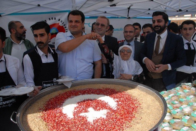 Sur’da 5 bin kişiye Türk bayrağı ile süslenmiş aşure dağıtıldı