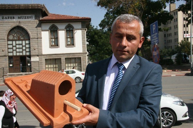 Kırılan kiremitlerin yerini “kuş evleri” alacak