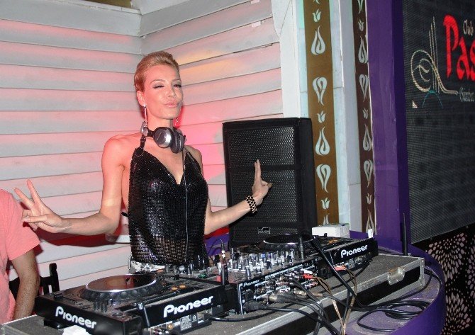 Öykü Serter kadim dostu Kemal Doğlu’nun yerine sahne aldı