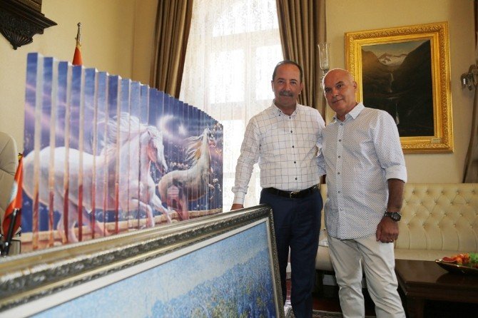 Ünlü ressam Nalbantis, dünyanın ilk dört boyutlu resmini Gürkan’a hediye etti