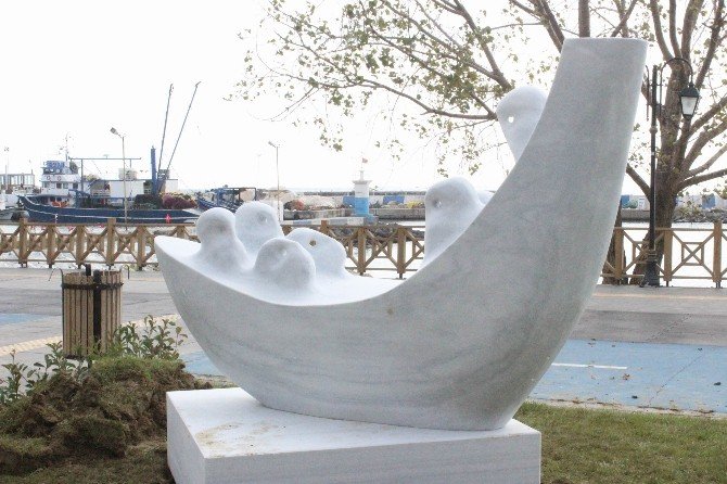 ’Suriyelilerin acıları’nı anlatan heykel, Tekirdağ’ın merkezinde