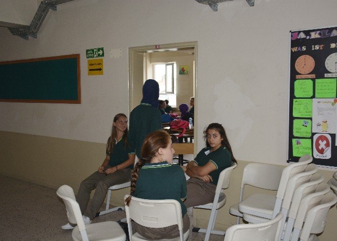 Okullarını kaybetmek istemeyen öğrenciler barikat kurup nöbet tutmaya başladı