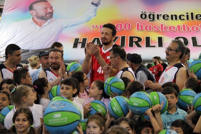 İzmit’te 5 Bin Öğrenciye Basketbol Topu Dağıtıldı