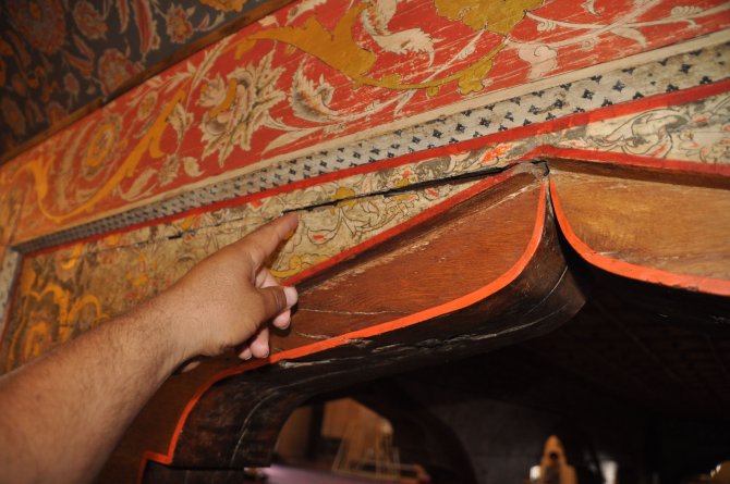 Selimiye'nin müezzin mahfili alarm veriyor