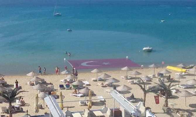 Deniz altında dev Türk bayrağı