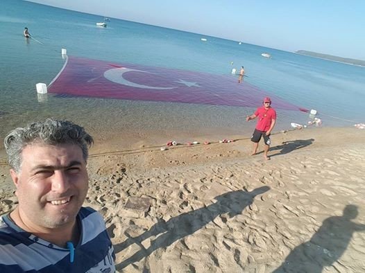Deniz altında dev Türk bayrağı