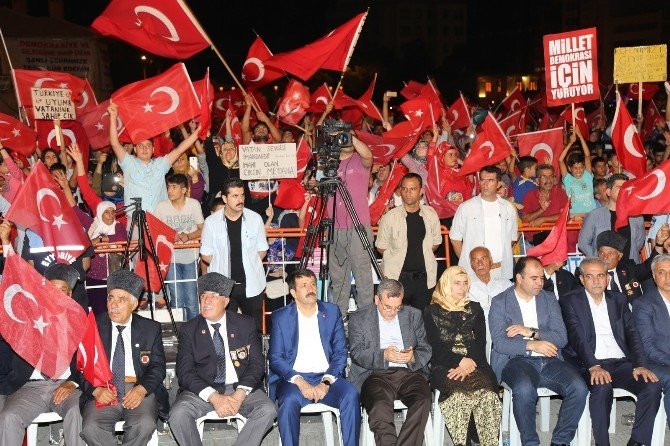 Eyyübiye Belediye Başkanı Mehmet Ekinci demokrasi nöbetinde