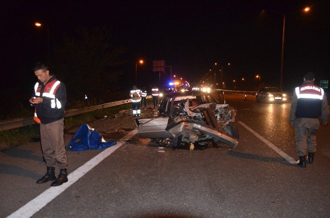 TEM Otoyolunda Karayolları ekiplerine otomobil çarptı: 5 yaralı