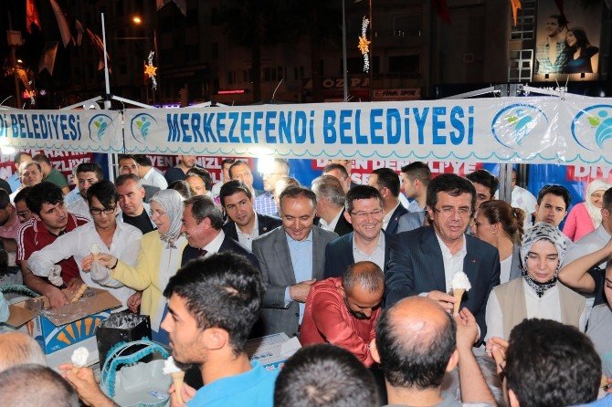Demokrasi nöbetindeki vatandaşlara Bakan Zeybekci’den dondurma ikramı