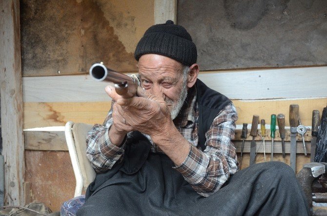 86 Yaşındaki Ramazan Dede’nin Silah Yapma Tutkusu