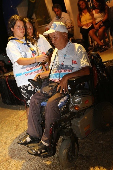 Pamucak’ta kamp ateşi engelli vatandaşlar için yakıldı