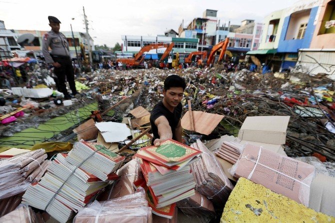 Endonezya’da ölü sayısı 102’ye yükseldi