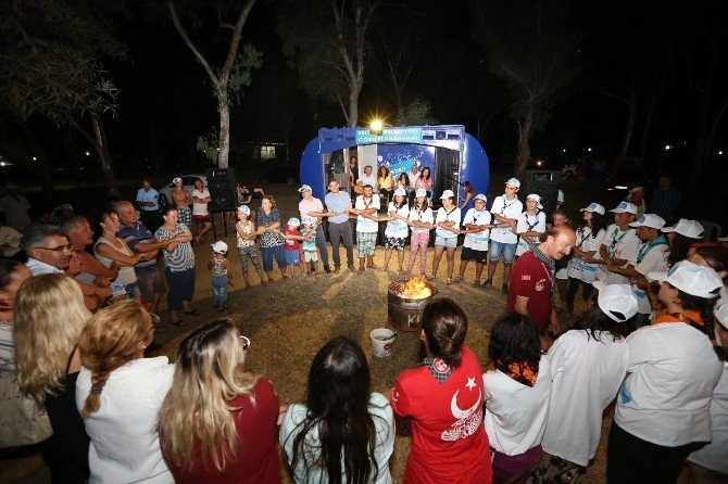 Pamucak’ta kamp ateşi engelli vatandaşlar için yakıldı