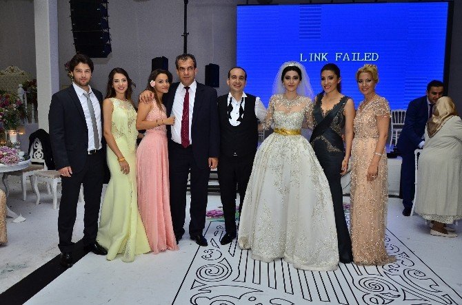 Masal gibi bir düğünle evlendiler