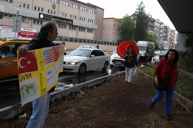 Antalyalı Aktivist, ’Tarafımız Belli Olsun’ Deyip TEK Kişilik Eylem Yaptı