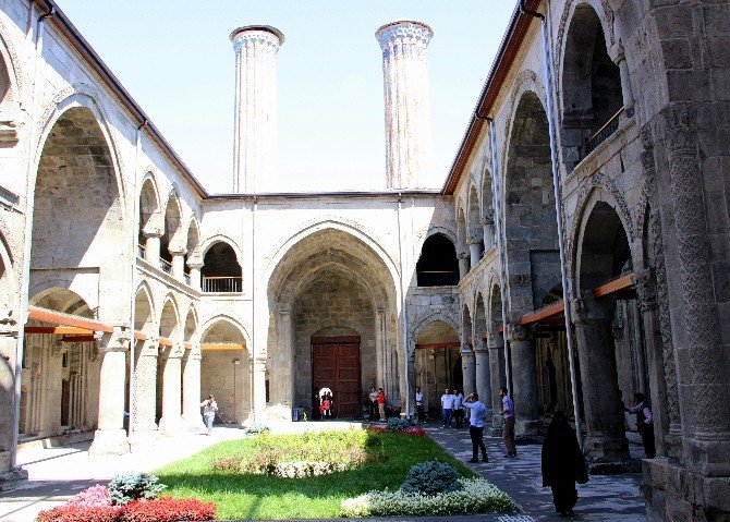Erzurum’un simgelerinden Çifte Minareli Medrese’nin 5 yıl süren restorasyonu tamamlandı