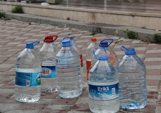 Bir haftadır susuz olan Esenyurt Kıraç sakinleri, İBB ve İSKİ’ye tepkili