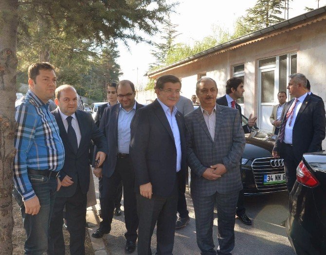 Ahmet Davutoğlu, kayınvalidesinin kabrini ziyaret etti